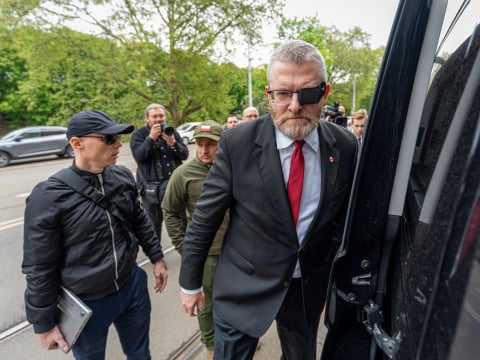 Grzegorz Braun znów nie usłyszał zarzutów. "Opuścił gabinet prokuratora" - 12