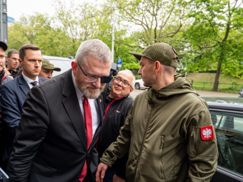 Grzegorz Braun znów nie usłyszał zarzutów. "Opuścił gabinet prokuratora" - 1