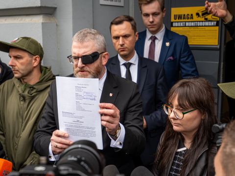Grzegorz Braun znów nie usłyszał zarzutów. "Opuścił gabinet prokuratora" - 4