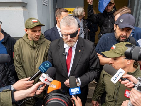 Grzegorz Braun znów nie usłyszał zarzutów. "Opuścił gabinet prokuratora" - 6