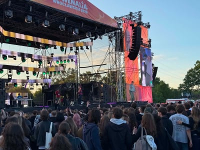 Trwają Juwenalia Wrocławskie. Tłum student&oacute;w pod sceną na Polach Osobowickich