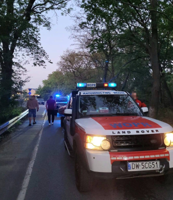 Samochód wpadł do rzeki pod Wrocławiem. Kierowcę z wraku wyciągnęli świadkowie - 3