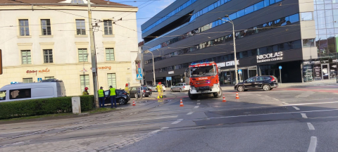 Samochód wjechał w budynek po zderzeniu. Były utrudnienia w centrum Wrocławia - 0