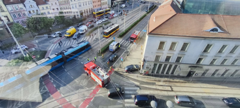 Samochód wjechał w budynek po zderzeniu. Były utrudnienia w centrum Wrocławia - 1