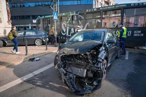 Samochód wjechał w budynek po zderzeniu. Były utrudnienia w centrum Wrocławia - 2
