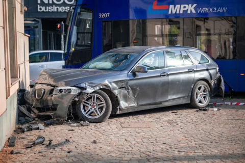 Samochód wjechał w budynek po zderzeniu. Były utrudnienia w centrum Wrocławia - 3
