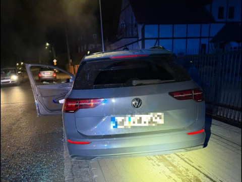 Pijany 19-latek z zakazem uciekał przed policją. Skończył na ogrodzeniu posesji [ZDJĘCIA] - 0