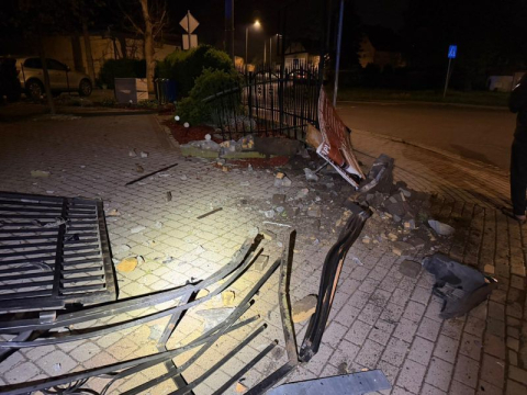 Pijany 19-latek z zakazem uciekał przed policją. Skończył na ogrodzeniu posesji [ZDJĘCIA] - 1