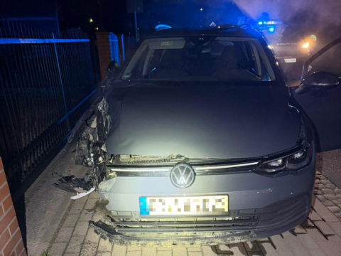 Pijany 19-latek z zakazem uciekał przed policją. Skończył na ogrodzeniu posesji [ZDJĘCIA] - 2