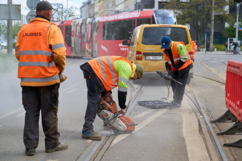 Wykolejenie tramwaju w centrum Wrocławia. Naprawa torowiska przedłużyła się do piątku - 0