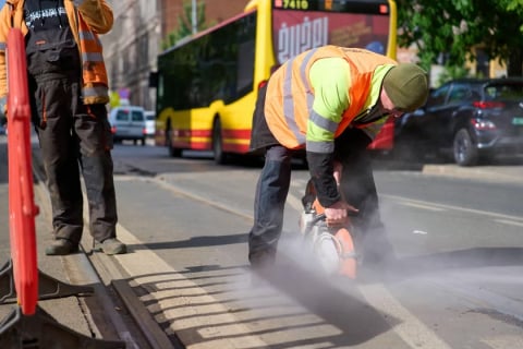 Wykolejenie tramwaju w centrum Wrocławia. Naprawa torowiska przedłużyła się do piątku - 1