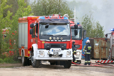 Ogromny pożar odpadów na złomowisku w Pietrzykowicach. Dym widać z wielu kilometrów [ZDJĘCIA] - 10