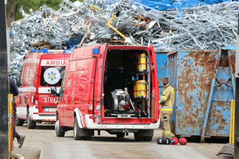 Ogromny pożar odpadów na złomowisku w Pietrzykowicach. Dym widać z wielu kilometrów [ZDJĘCIA] - 12