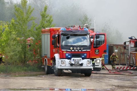 Ogromny pożar odpadów na złomowisku w Pietrzykowicach. Dym widać z wielu kilometrów [ZDJĘCIA] - 13