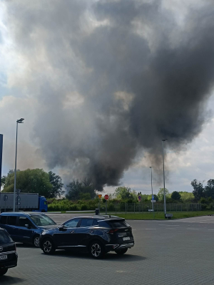 Ogromny pożar odpadów na złomowisku w Pietrzykowicach. Dym widać z wielu kilometrów [ZDJĘCIA] - 1