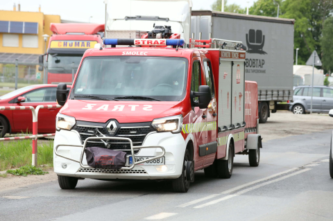 Ogromny pożar odpadów na złomowisku w Pietrzykowicach. Dym widać z wielu kilometrów [ZDJĘCIA] - 4