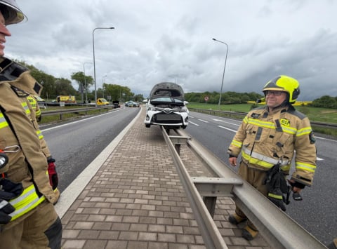 Droga krajowa numer 5 w Bolkowie była zablokowana. Toyota zawisła na barierach [ZDJĘCIA] - 0