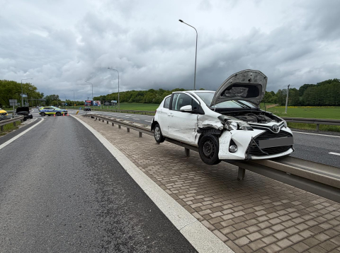 Droga krajowa numer 5 w Bolkowie była zablokowana. Toyota zawisła na barierach [ZDJĘCIA] - 1