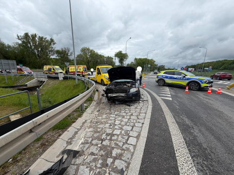 Droga krajowa numer 5 w Bolkowie była zablokowana. Toyota zawisła na barierach [ZDJĘCIA] - 3