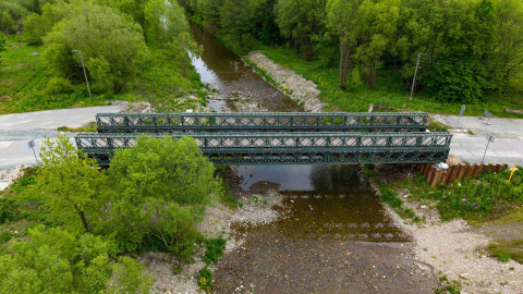 Odbudują dwa ważne mosty po powodzi. Obecnie kierowcy jeżdżą po tymczasowych przeprawach - 3