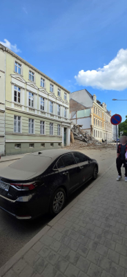 Zawaliła się kamienica w Görlitz. Nieoficjalnie: mogło dojść do wybuchu. Strażacy z Polski przeszukują rumowisko - 1