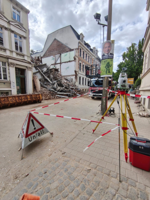 Zawaliła się kamienica w Görlitz. Nieoficjalnie: mogło dojść do wybuchu. Strażacy z Polski przeszukują rumowisko - 2