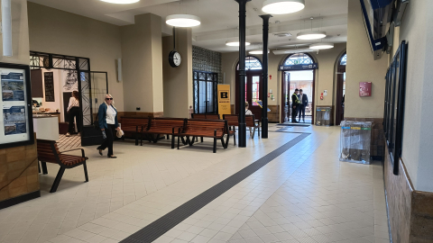 Zabytkowy dworzec w Oleśnicy odzyskał blask. Inwestycja kosztowała miliony [ZDJĘCIA] - 3