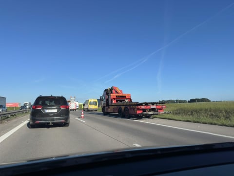 Ciężarówka w rowie i zderzenie dwóch pojazdów. Duże utrudnienia i korki na autostradzie A4 - 0