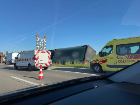 Ciężarówka w rowie i zderzenie dwóch pojazdów. Duże utrudnienia i korki na autostradzie A4 - 1