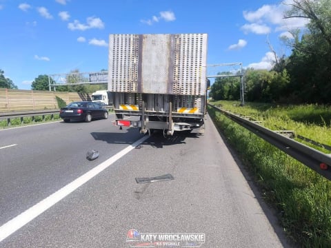 Ciężarówka w rowie i zderzenie dwóch pojazdów. Duże utrudnienia i korki na autostradzie A4 - 4