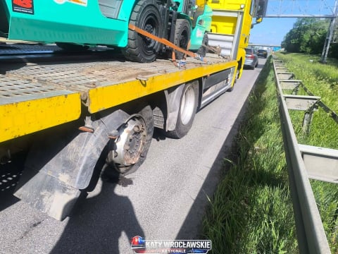 Ciężarówka w rowie i zderzenie dwóch pojazdów. Duże utrudnienia i korki na autostradzie A4 - 6