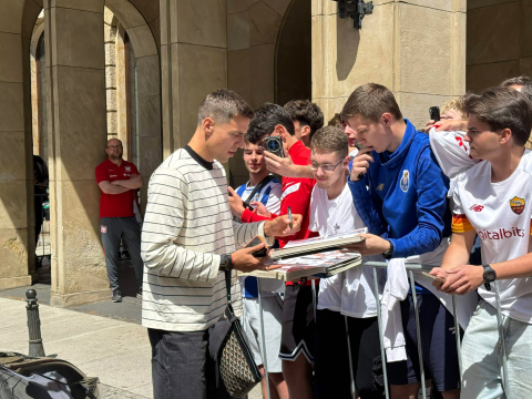 Lewandowski i spółka już we Wrocławiu! Zieliński, Bednarek oraz Zalewski zameldowali się w hotelu [ZDJĘCIA] - 3