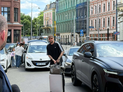 Lewandowski i spółka już we Wrocławiu! Zieliński, Bednarek oraz Zalewski zameldowali się w hotelu [ZDJĘCIA] - 4