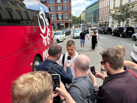 Lewandowski i spółka już we Wrocławiu! Zieliński, Bednarek oraz Zalewski zameldowali się w hotelu [ZDJĘCIA] - 5