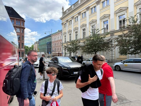 Lewandowski i spółka już we Wrocławiu! Zieliński, Bednarek oraz Zalewski zameldowali się w hotelu [ZDJĘCIA] - 8