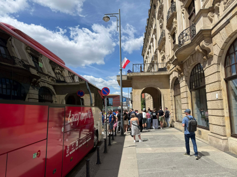 Lewandowski i spółka już we Wrocławiu! Zieliński, Bednarek oraz Zalewski zameldowali się w hotelu [ZDJĘCIA] - 7