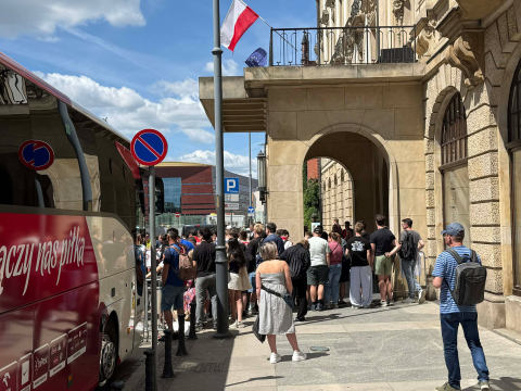 Lewandowski i spółka już we Wrocławiu! Zieliński, Bednarek oraz Zalewski zameldowali się w hotelu [ZDJĘCIA] - 10