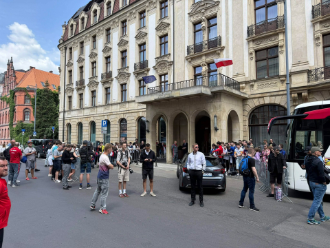 Lewandowski i spółka już we Wrocławiu! Zieliński, Bednarek oraz Zalewski zameldowali się w hotelu [ZDJĘCIA] - 9