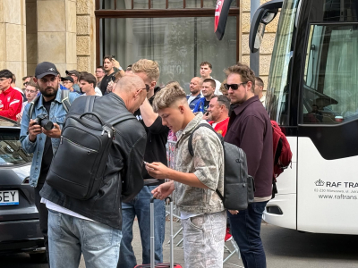 Lewandowski i spółka już we Wrocławiu! Zieliński, Bednarek oraz Zalewski zameldowali się w hotelu [ZDJĘCIA] - 6