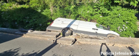 Bus wpadł do rowu w okolicach Karpacza. Przyczyna? Nadmierna prędkość [ZDJĘCIA] - 0