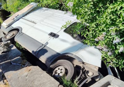 Bus wpadł do rowu w okolicach Karpacza. Przyczyna? Nadmierna prędkość [ZDJĘCIA]