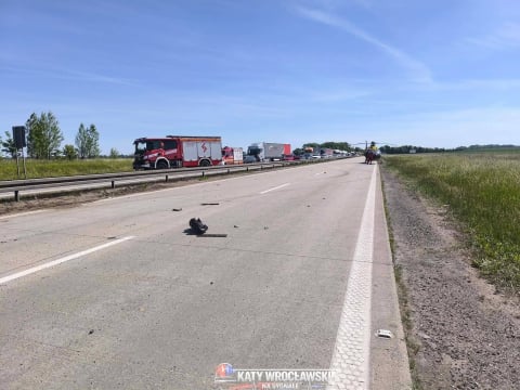 Poważny wypadek na autostradzie A4, trwają poszukiwania kierowcy. Ogromne korki w kierunku Wrocławia [ZDJĘCIA] - 9