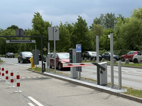 Szlabany przed Magnolią zamknięte. Od 1 czerwca musimy zapłacić za wjazd na parking pod centrum handlowym - 0