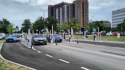 Szlabany przed Magnolią zamknięte. Od 1 czerwca musimy zapłacić za wjazd na parking pod centrum handlowym - 7