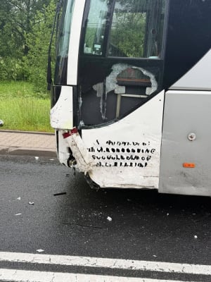 Zderzenie osobówki z autokarem na DK5. To niejedyne zdarzenie na dolnośląskich drogach - 1