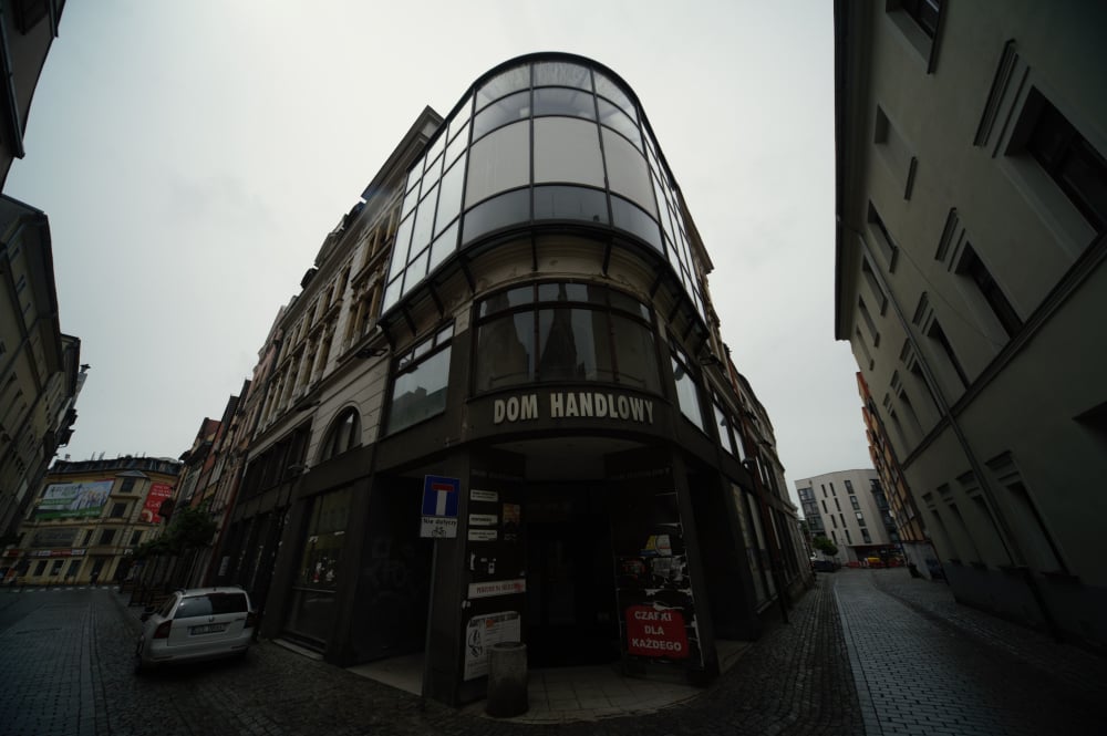 Kiedyś tętniła życiem, teraz świeci pustkami. Co dalej z ogromną kamienicą w Jeleniej Górze?