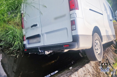 Wjechała do potoku, bo była zmęczona i zasnęła za kierownicą. Obok siedziała 12-latka