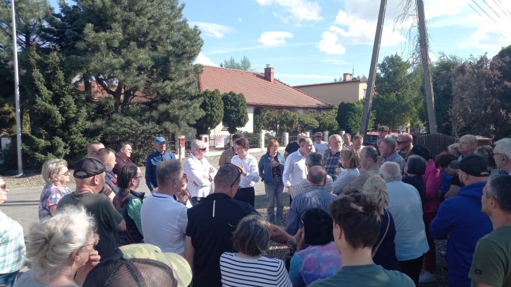 Dziurawe drogi i brak chodników. Mieszkańcy Osiedla Sienkiewicza w Legnicy czują się zapomniani przez władze miasta