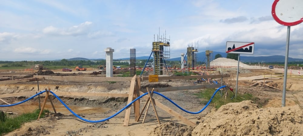 Pierwszym odcinkiem S8 z Wrocławia do Kłodzka pojedziemy już w przyszłym roku. Tak idą pracę. [ZDJĘCIA]
