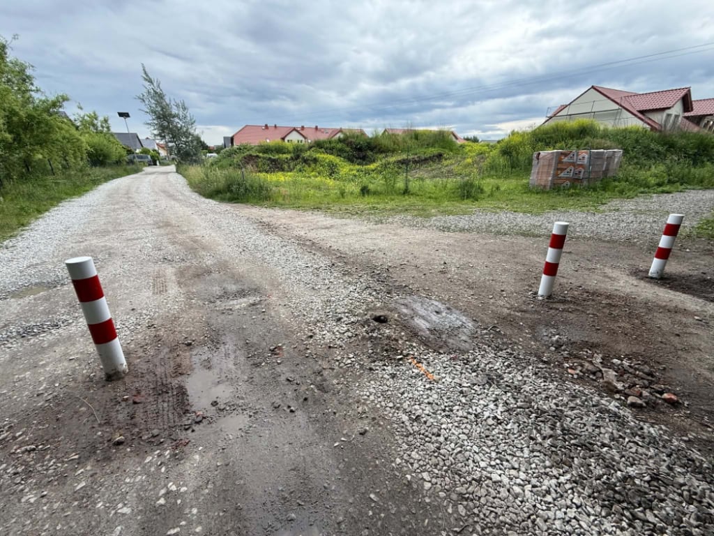 Słupki podzieliły Zacharzyce. Wygodny dojazd muszą zastąpić "rozjeżdżonym klepiskiem". To efekt remontu na Gazowej